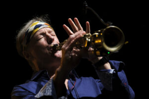 Bill Evans spielt auf seinem Saxophon den Sommer-Hit "Common Ground".
