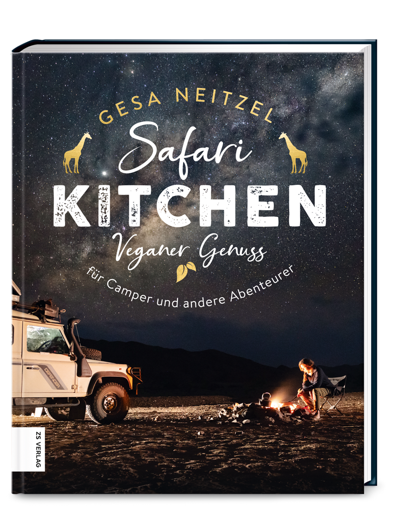 Buchcover von "Safari Kitchen", das das nächtliche Afrika und den Nachthimmel zeigt