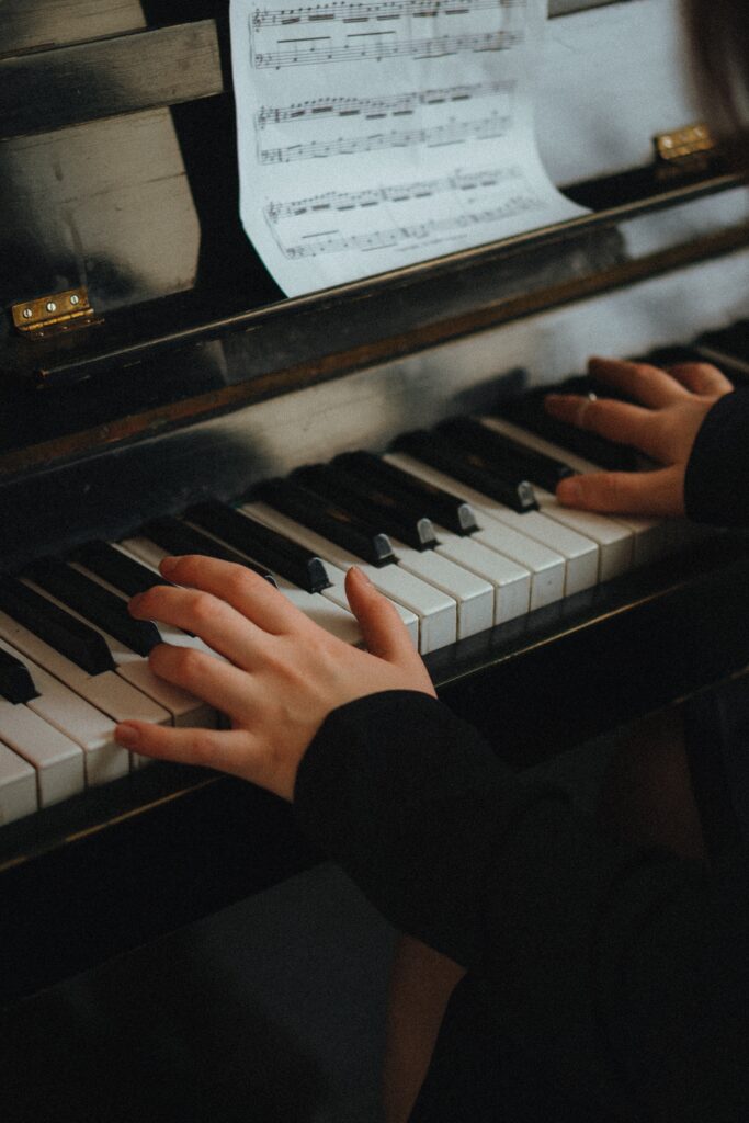 Bild von Händen, die Klavier spielen