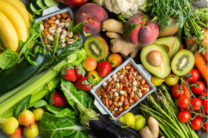 Zu sehen ist eine ausgewogene Ernährung, die dabei hilft PMS Beschwerden zu lindern.