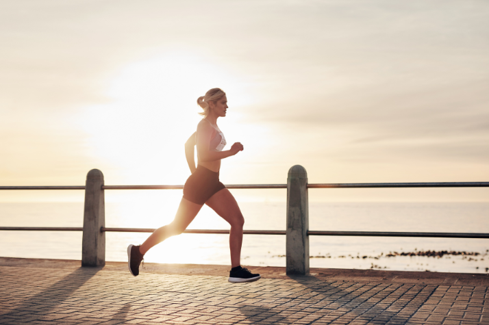 Zu sehen ist eine Frau, die joggt, um ihre PMS Beschwerden zu lindern.