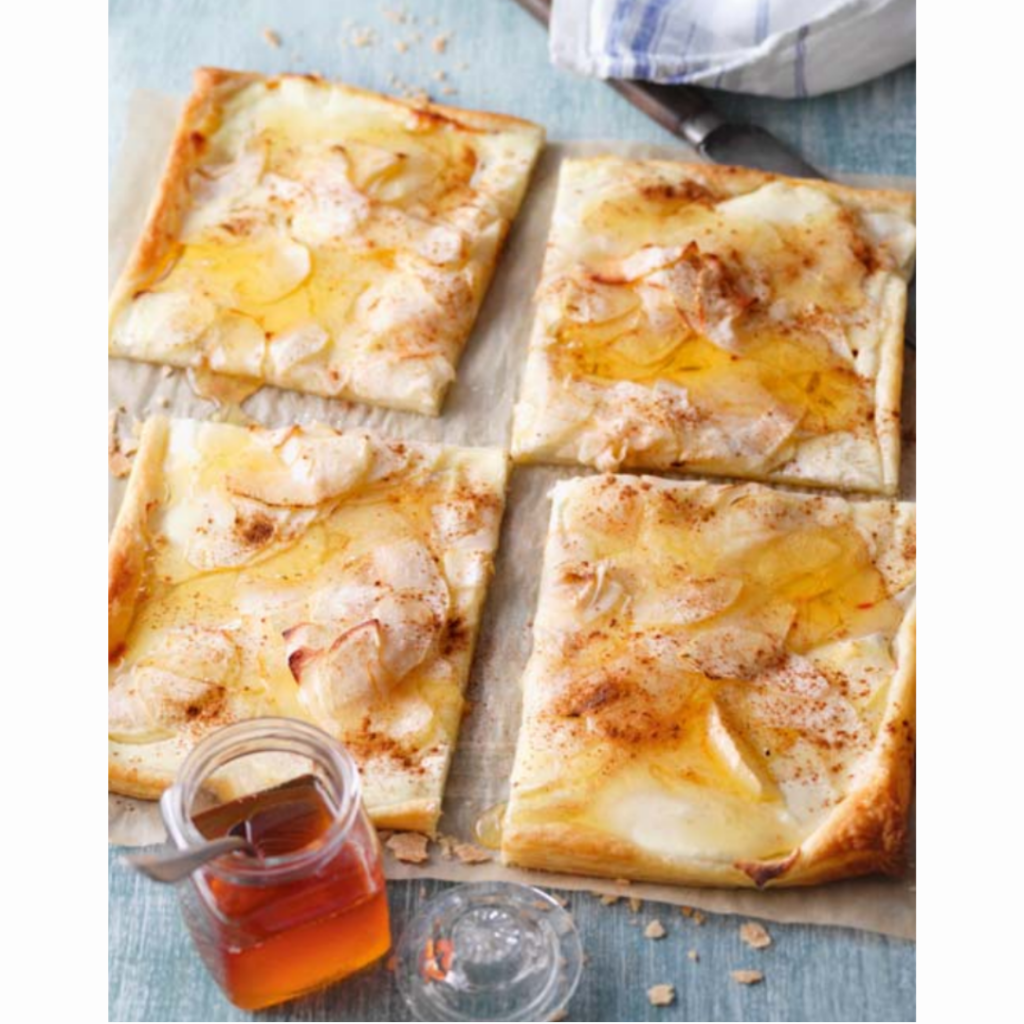 Ein tolles Rezept, das man nach dem Apple Picking ausprobieren kann: Apfelflammkuchen.