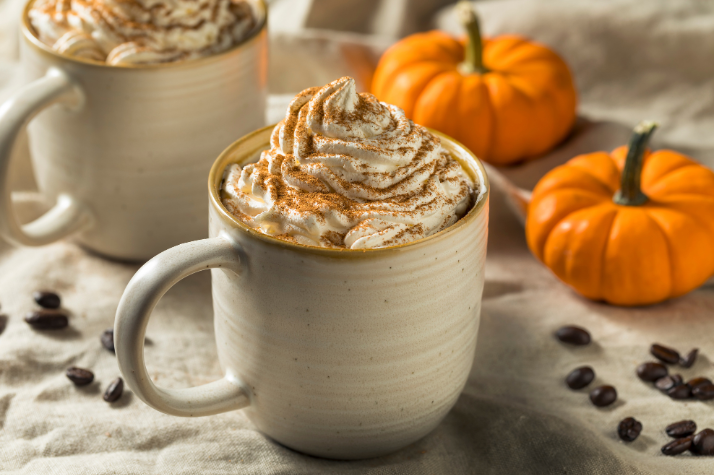 Zu sehen ist ein Pumpkin Spice Latte.