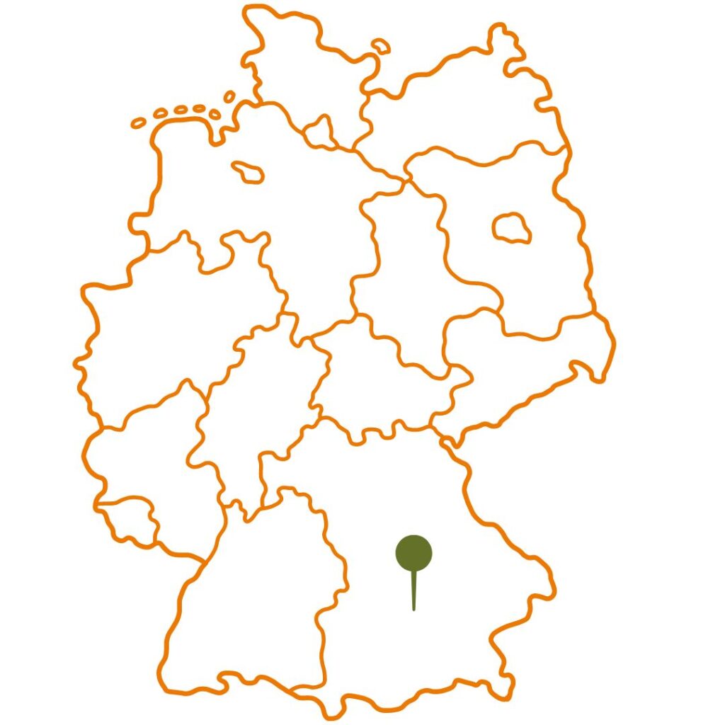 Zu sehen ist die Deutschlandkarte mit einem Pin darauf. Dieser zeigt den Ort des Habeker Hofs in Bayern.