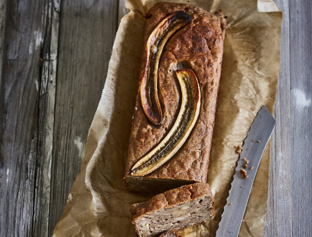 Gebackenes und aufgeschnittenes Bananenbrot.