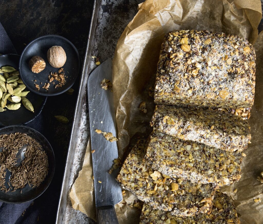 Gebackenes und aufgeschnittenes Saaten-Nuss-Brot