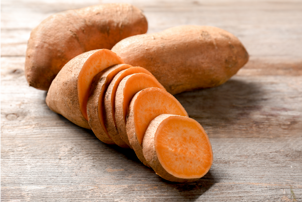 Aufgeschnittene Sueßkartoffeln für das Rezept der Gebackenen Süßkartoffeln.