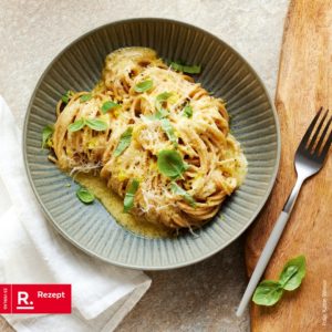 Zu sehen ist Pasta al Limone, welche auf einem Teller serviert ist.