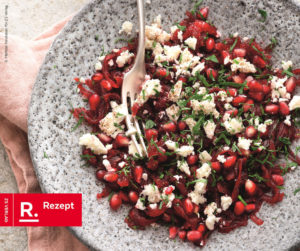 Man sieht einen Teller gefüllt mit Rote-Bete-Salat.