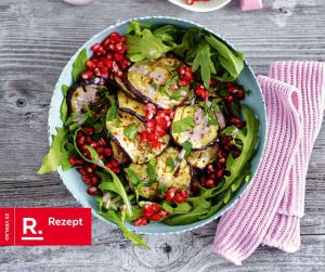 Zu sehen ist eine Schüssel gefüllt mit Salat mit gegrillter Aubergine.