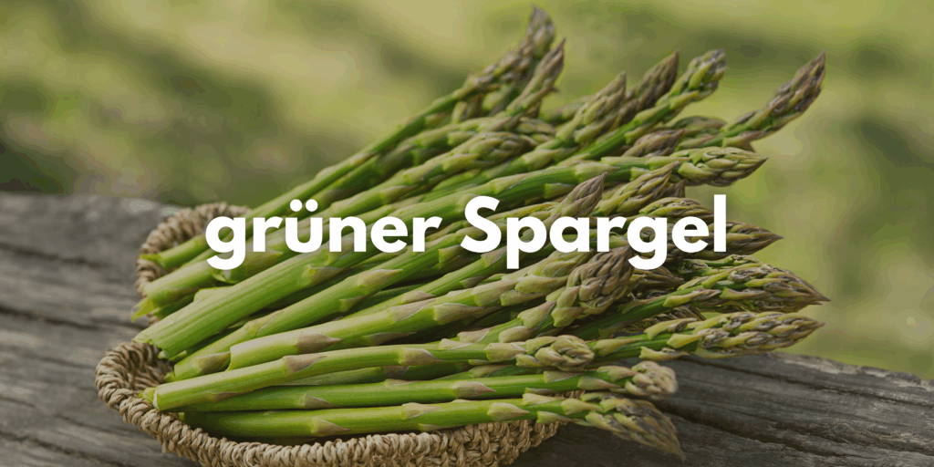 Zu sehen ist ein Bund grüner Spargel, der in einem Körbchen aus Bast liegt. Eine Schriftzug "grüner Spargel" ist im Vordergrund.
