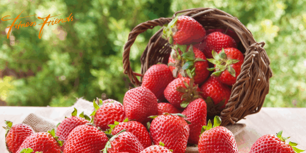 Man sieht einen umgekippten Korb gefüllt mit Erdbeeren.