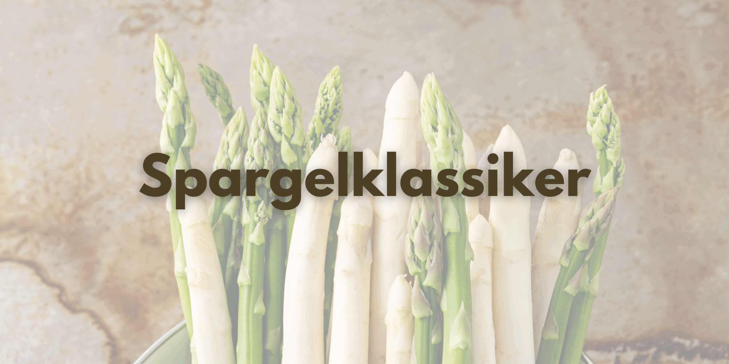 Auf dem Bild sieht man grünen und weißen Spargel vor einer Steinplatte.