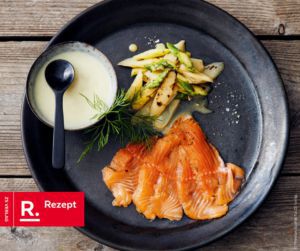 Man sieht einen Teller gefüllt mit Spargelmousse, Spargelsalat und Lachsforelle.