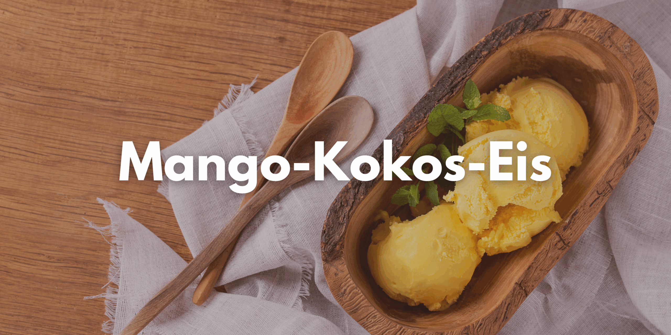 Auf dem Bild sieht man das Mango-Kokos-Eis serviert in einer Holzschale.