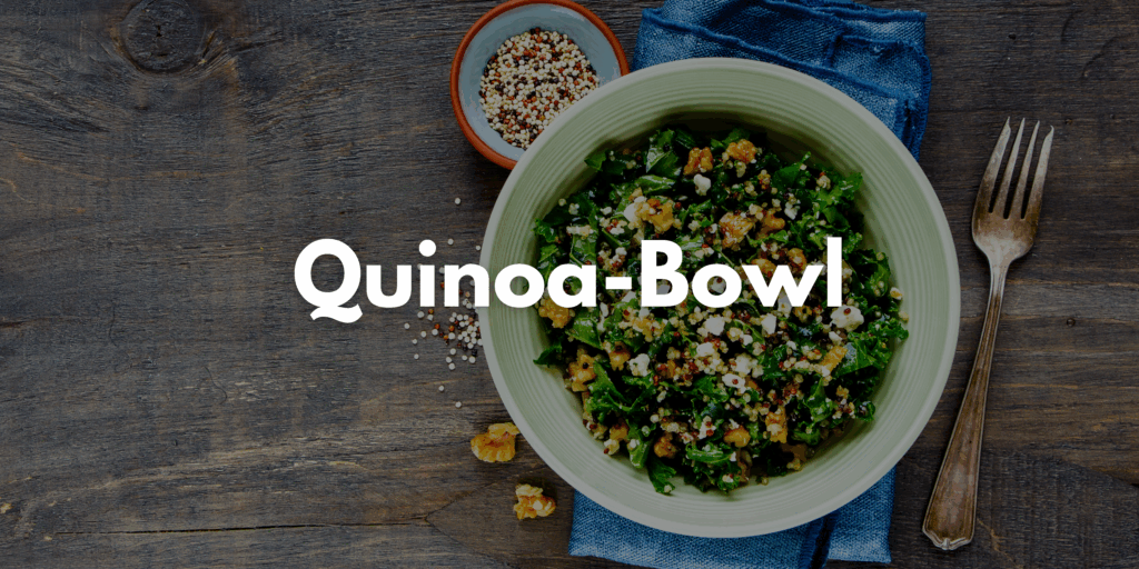 Die Quinoa Bowl steht auf einer Tischplatte