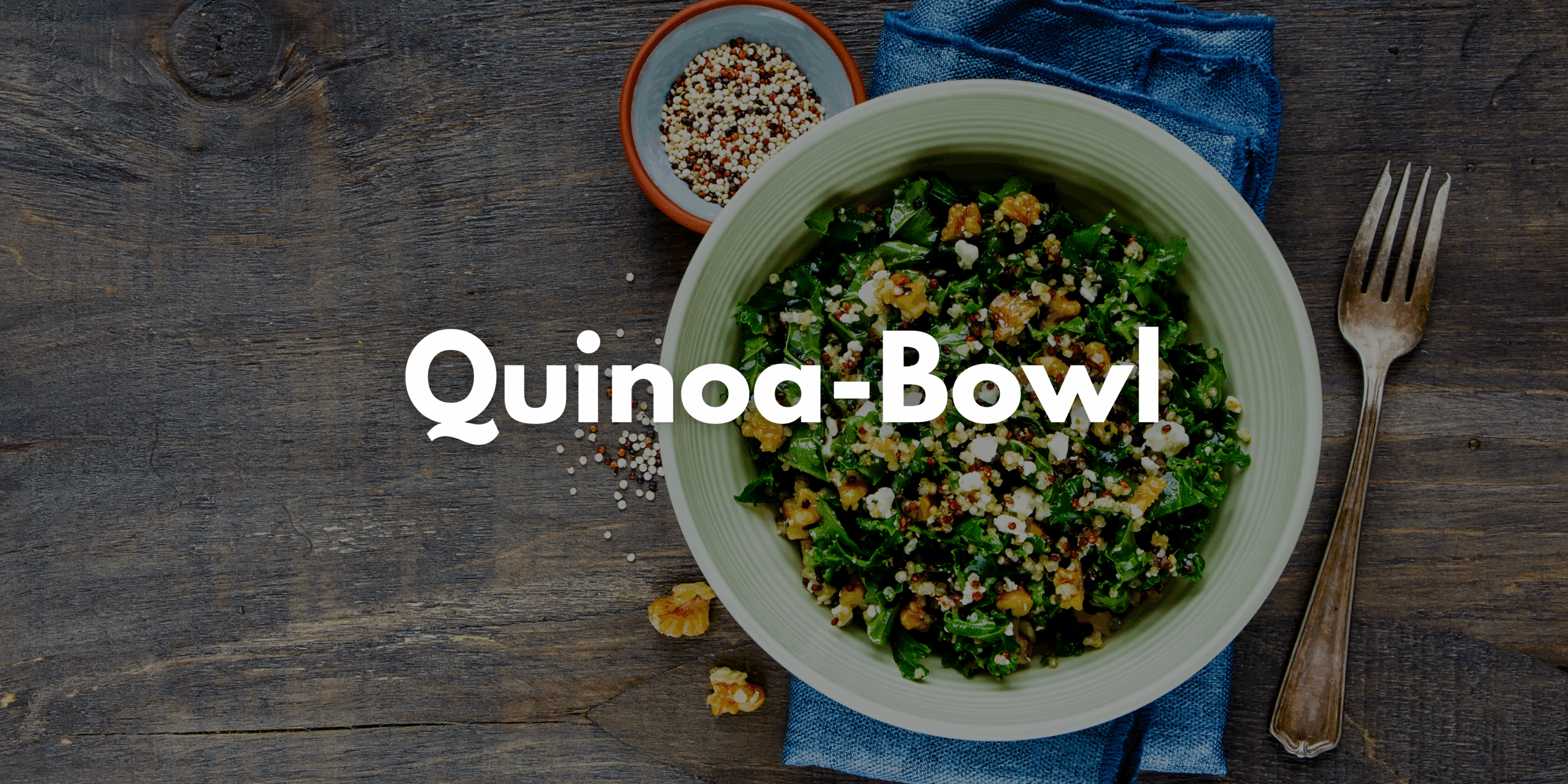 Die Quinoa Bowl steht auf einer Tischplatte