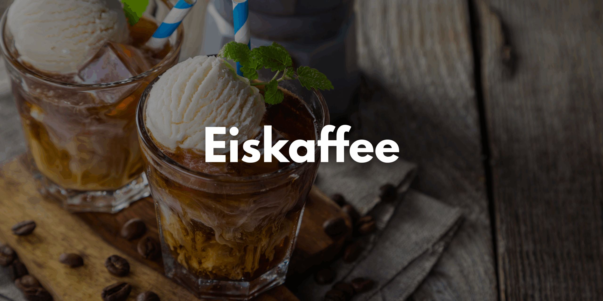 Auf dem Bild ist ein Eiskaffee zu erkennen. Darüber der Schriftzug "Eiskaffee".