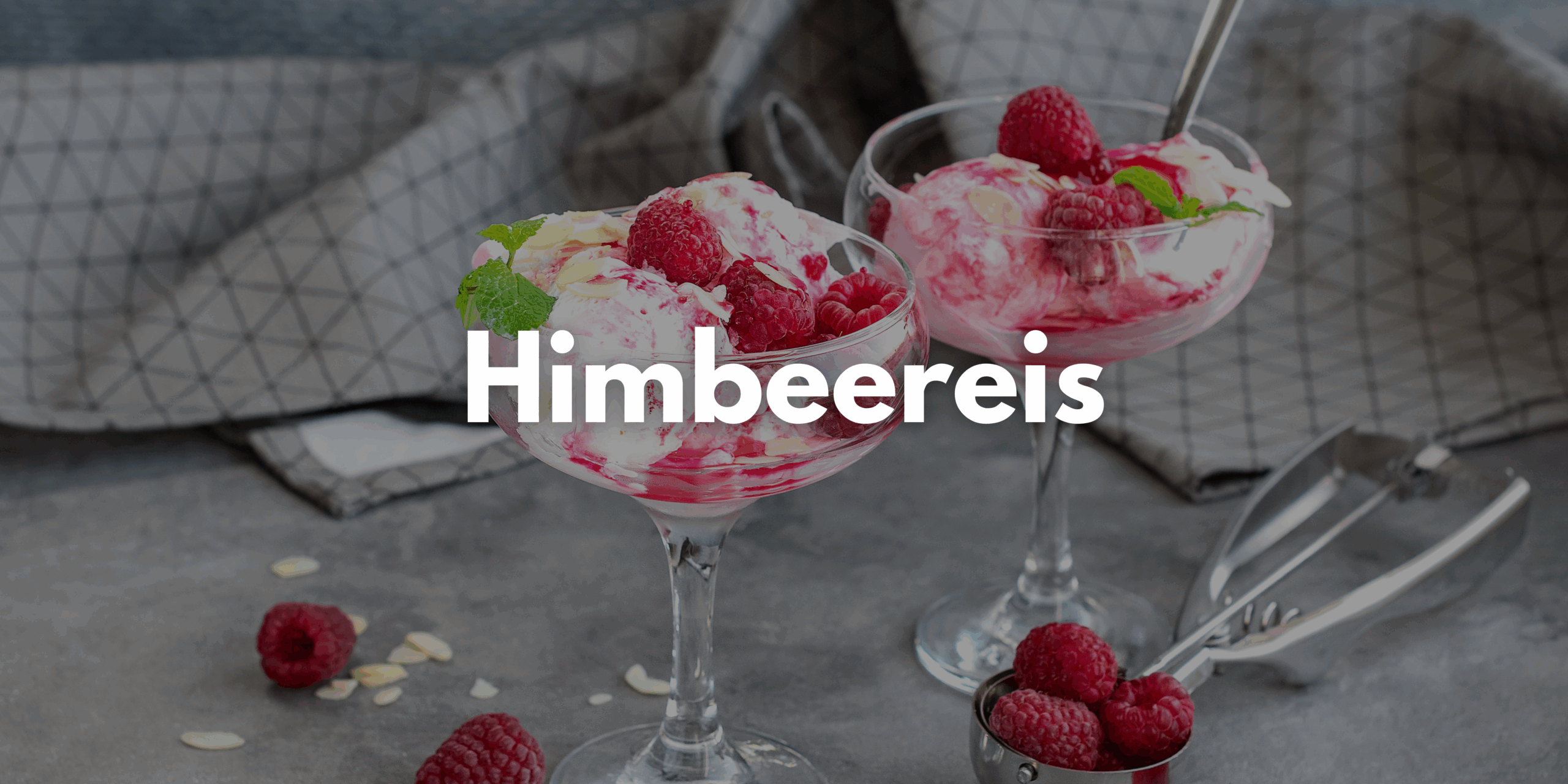 Auf dem Bild sieht man zwei Eisbecher gefüllt mit Himbeereis.