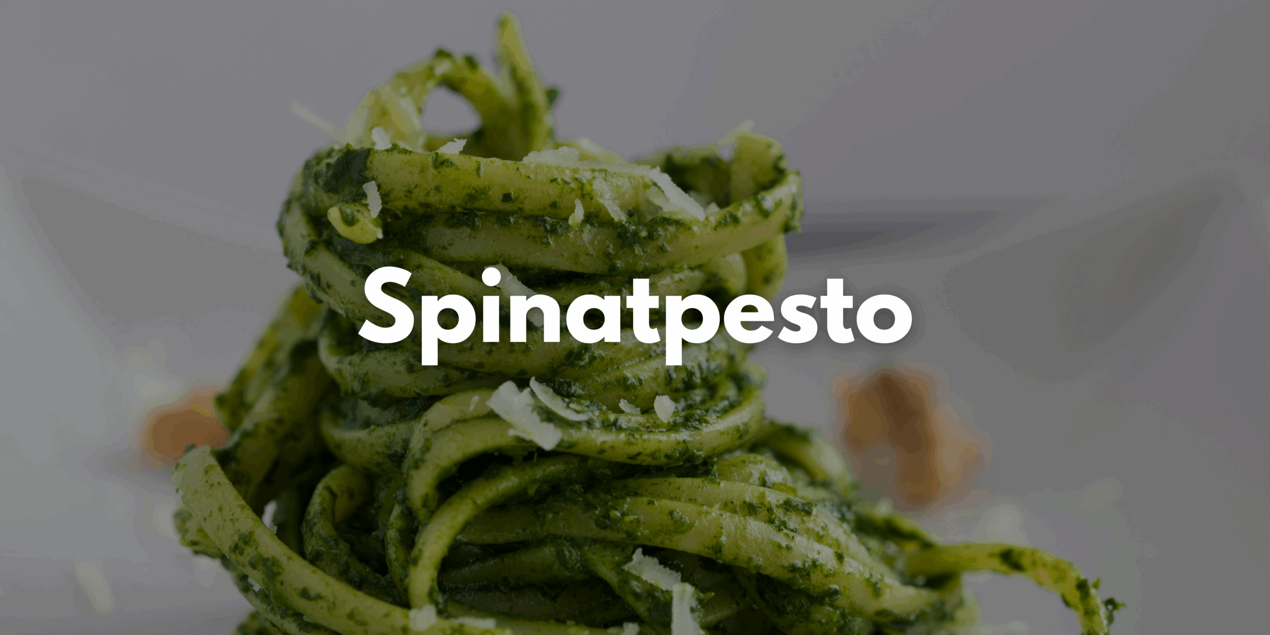 Auf dem Bild sind Linguine mit Spinatpesto zu sehen, darüber der Schriftzug "Spinatpesto".
