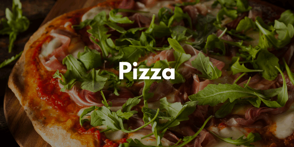 Auf dem Bild ist eine Pizza mit Artischocken und Rucola zu sehen. Darüber ist der Schriftzug "Pizza" abgebildet.
