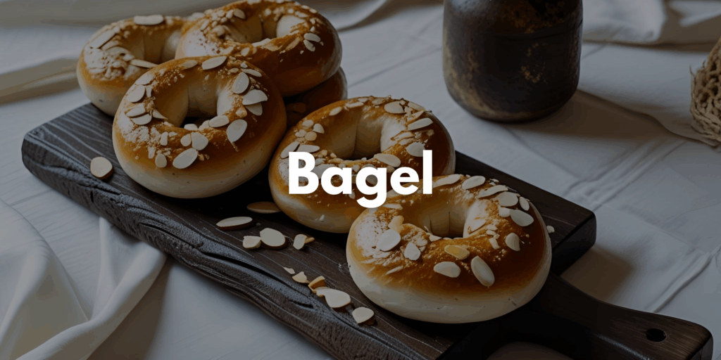 Auf einem Küchenbrett liegende gesunde Bagel mit Mandeln
