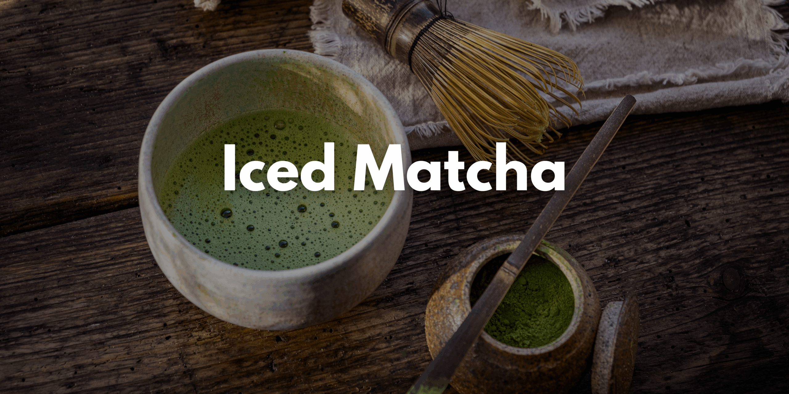 Bild von Matcha-Pulver und Zubehör um Matcha Tee zuzubereiten.