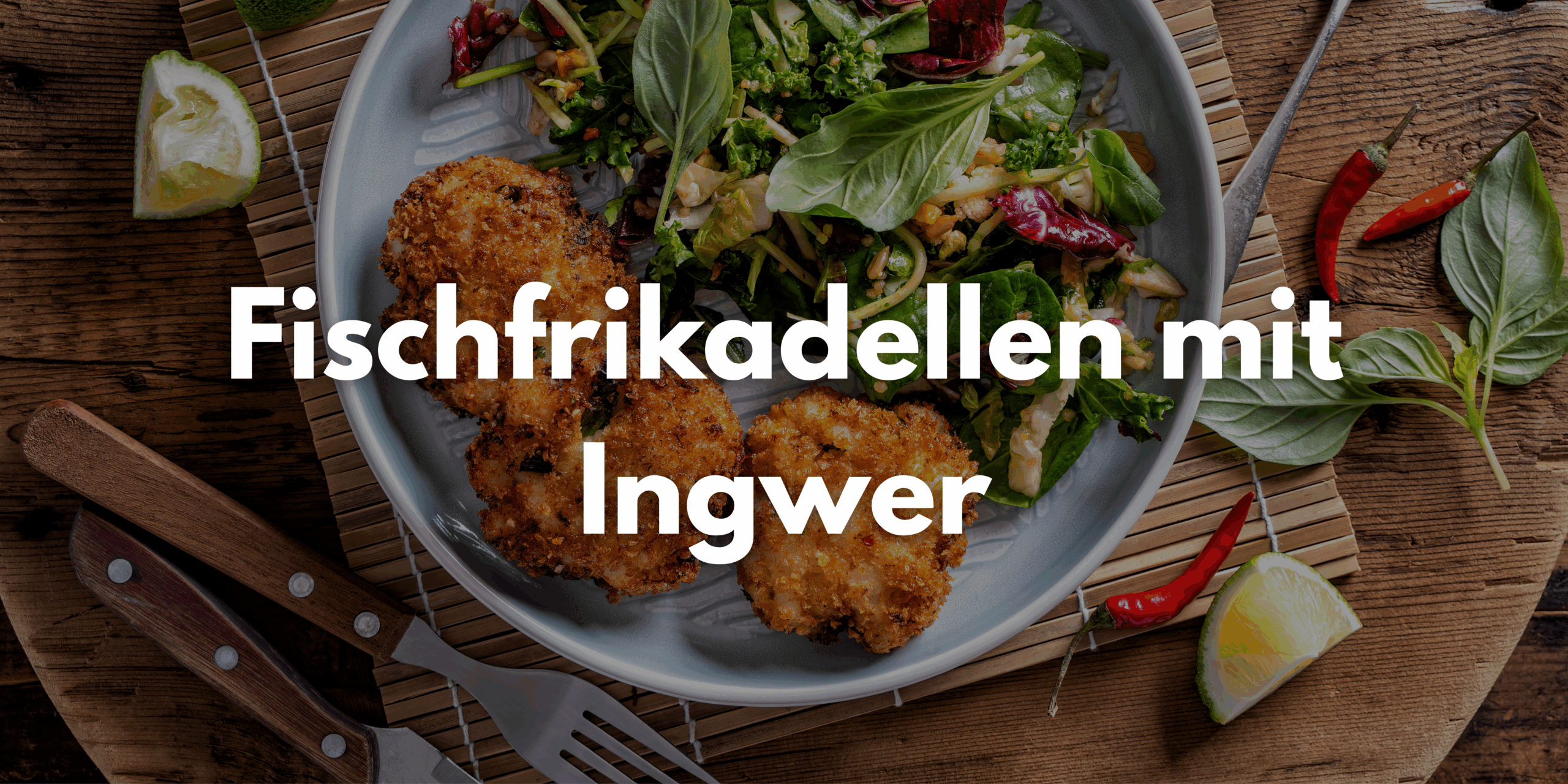 Titelbild zu dem Rezept: Teller mit Salat und Fischfrikadellen auf einem Tisch
