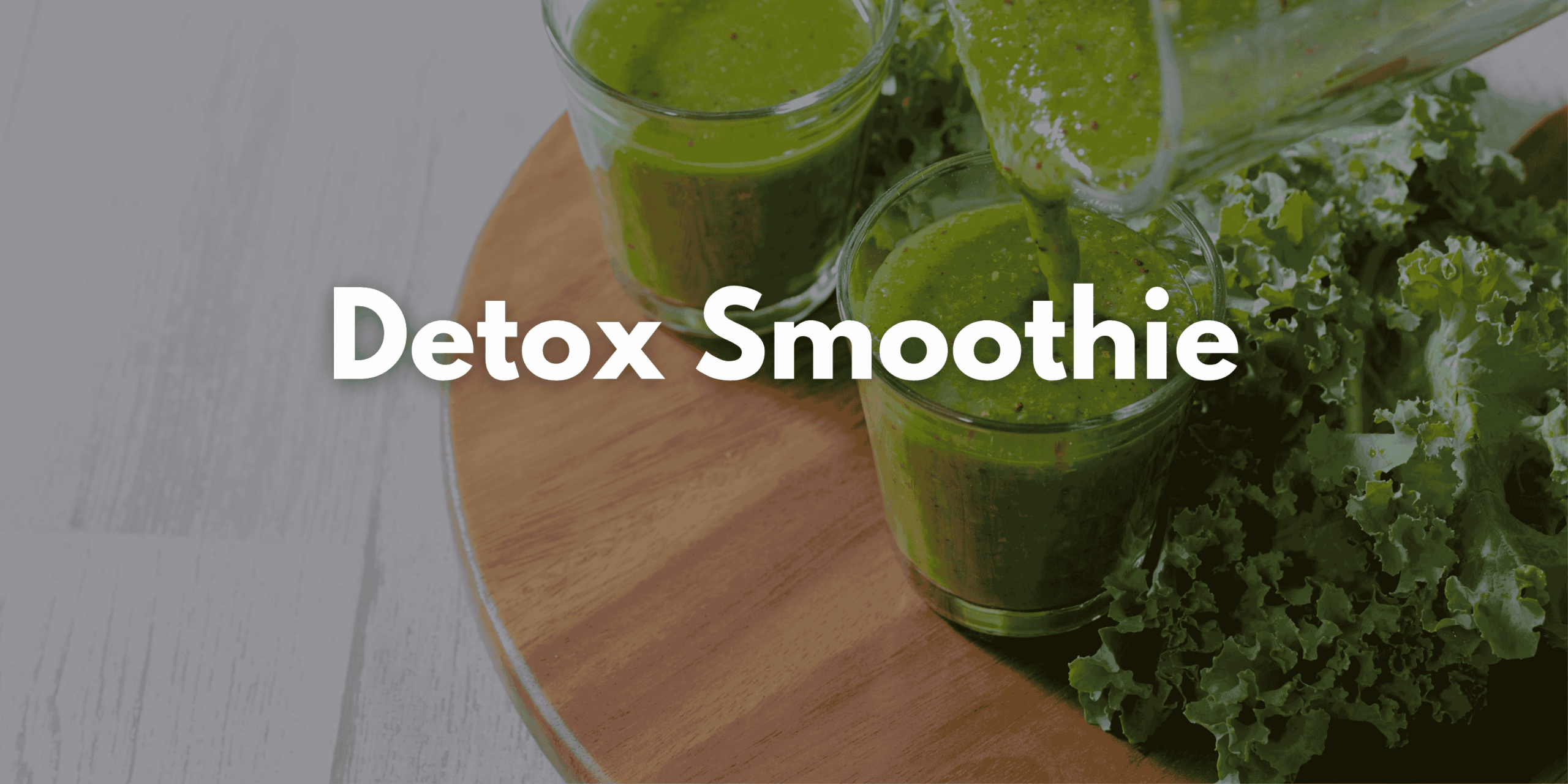 Auf dem Bild sind mehrere Gläser mit grünem Detox Smoothie zu sehen.