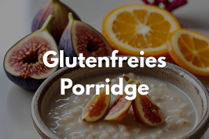 Schüssel mit glutenfreiem Porridge auf einem Tisch mit dekorativen Obst