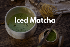Bild von Matcha-Pulver und Zubehör um Matcha Tee zuzubereiten.