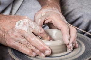 Senior beim Töpfern