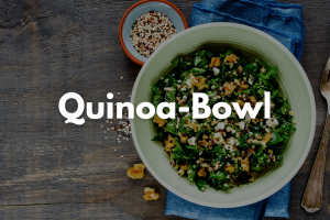 Die Quinoa Bowl steht auf einer Tischplatte