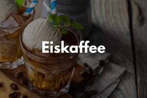Auf dem Bild ist ein Eiskaffee zu erkennen. Darüber der Schriftzug "Eiskaffee".