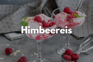 Auf dem Bild sieht man zwei Eisbecher gefüllt mit Himbeereis.