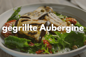 Zu sehen ist ein Teller gefüllt mit Salat und gegrillter Aubergine. Darüber der Schriftzug "gegrillte Aubergine".