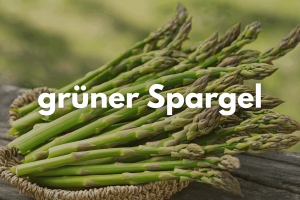 Zu sehen ist ein Bund grüner Spargel, der in einem Körbchen aus Bast liegt. Eine Schriftzug "grüner Spargel" ist im Vordergrund.