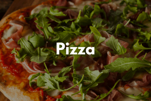 Auf dem Bild ist eine Pizza mit Artischocken und Rucola zu sehen. Darüber ist der Schriftzug "Pizza" abgebildet.