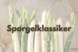Auf dem Bild sieht man grünen und weißen Spargel vor einer Steinplatte.