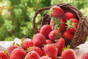 Man sieht einen umgekippten Korb gefüllt mit Erdbeeren.