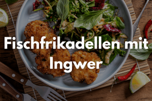 Titelbild zu dem Rezept: Teller mit Salat und Fischfrikadellen auf einem Tisch