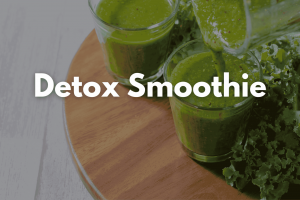 Auf dem Bild sind mehrere Gläser mit grünem Detox Smoothie zu sehen.