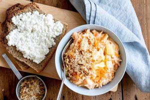 Fruchtiger Karottensalat mit Frischkäse-Vollkornbrot