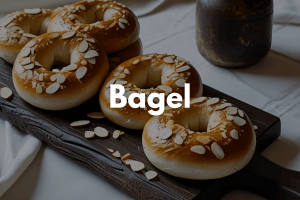 Auf einem Küchenbrett liegende gesunde Bagel mit Mandeln