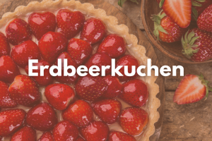 Man sieht einen Erdbeerkuchen und daneben einzelne Erdbeeren.